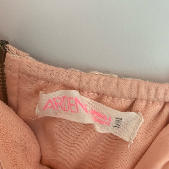 Pink lace dress with buttons - Picture 3 of 4